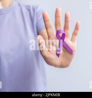 Violettes Band für Gewalt, Bauchspeicheldrüse, Ösophagus, Hodenkrebs, Alzheimer, Epilepsie, Lupus, Sarkoidose und Fibromyalgie. Awareness Month und W Stockfoto