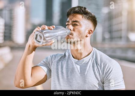 Trinkwasser, fit und gesund Mann leben eine aktive Gesundheit, Wellness und Körper oder Gewicht beobachten Lebensstil. Sportliches Laufen, Fitness und Sport Stockfoto