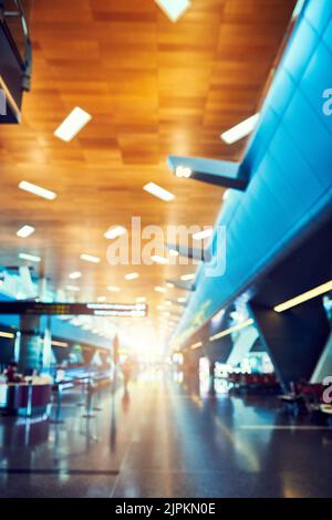 Abflug und Ankunft. Sitzreihen in einer leeren Abflughalle. Stockfoto