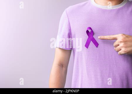 Violettes Band für Gewalt, Bauchspeicheldrüse, Ösophagus, Hodenkrebs, Alzheimer, Epilepsie, Lupus, Sarkoidose und Fibromyalgie. Awareness Month und W Stockfoto