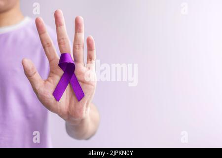 Violettes Band für Gewalt, Bauchspeicheldrüse, Ösophagus, Hodenkrebs, Alzheimer, Epilepsie, Lupus, Sarkoidose und Fibromyalgie. Awareness Month und W Stockfoto