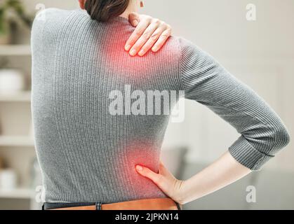 Schulter-, Hüft- und Rückenschmerzen einer Frau, die einen schmerzhaften Bereich an ihrem Körper in Rot berührt und hält. Nahaufnahme eines weiblichen Gefühls Belastung, Schmerzen und Beschwerden Stockfoto
