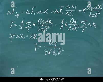 Gleichungen in Kreide auf Tafel geschrieben. Stockfoto