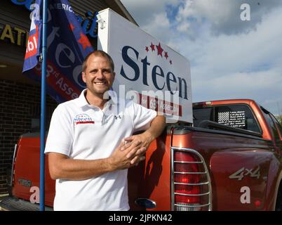 Burlington, Wisconsin, USA. 18. August 2022. ADAM STEEN gibt bekannt, dass er bei den Parlamentswahlen im November als Kandidat für die Aufnahme in den Nationalrat Robin Vos (R-Rochester), dem Parlamentspräsidenten, den Sitz absetzen wird. Vos, der normalerweise zum Wahlsieg übergeht, schlug den von Trump unterstützten Steen in der Vorwahlen vom 9.. August mit nur 260 Stimmen. Sein Wahlkampfslogan lautet „Toss Vos“. (Bild: © Mark Hertzberg/ZUMA Press Wire) Stockfoto