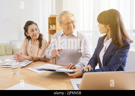 Ein hochrangiges vietnamesisches Paar trifft sich mit dem Finanzmanager Stockfoto