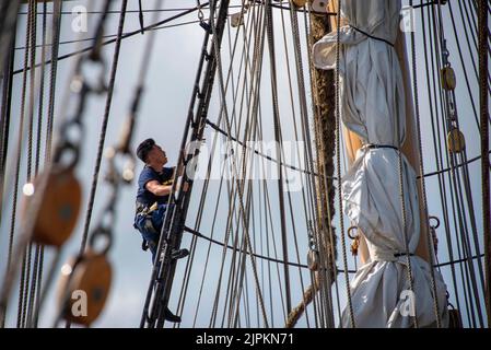 Galveston, Texas, USA. 10.. Juni 2022. Ein Kadett der Küstenwache klettert an Bord des Coast Guard Cutter Eagle auf das Takelage, während das Tall-Schiff an Land nach Galveston, Texas, fährt, 10. Juni 2022. Der Eagle, der an der Coast Guard Academy in New London, Connecticut, untergebracht war, besuchte Galveston zum ersten Mal seit 1972. Quelle: U.S. Coast Guard/ZUMA Press Wire Service/ZUMAPRESS.com/Alamy Live News Stockfoto