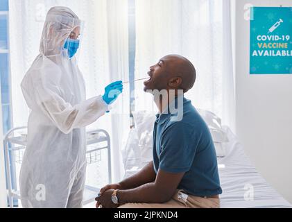 Krankenschwester, die eine kovidartige, Grippe- oder Krankheitsprobe mit einem Wattestäbchen von einem Patienten sammelt. Arzt, Gesundheitsfachkraft oder Spezialist mit Gefahrgut-Einsatz Stockfoto