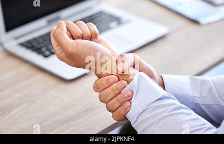 Geschäftsmann mit schweren Handgelenkschmerzen nach einer Verletzung und Schmerzen im Büro. Nahaufnahme eines korporativen Mannes mit einer schmerzhaften, verletzenden Belastung Stockfoto