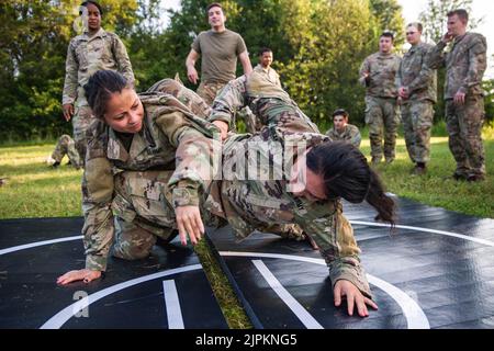 Fort George G Meade, Maryland, USA. 22.. Juli 2022. US-Soldaten, die der 55. Signal Company (Combat Camera), 21. Signal Brigade, zugewiesen wurden, führen eine Ausbildung der Combatives der modernen Armee in Fort George G. Meade, Maryland, 22. Juli 2022 durch. Combatives ist der Begriff für Hand-an-Hand-Kampftraining und -Techniken innerhalb der Armee-Abteilung des US-Militärs. Kredit: U.S. Army/ZUMA Press Wire Service/ZUMAPRESS.com/Alamy Live Nachrichten Stockfoto