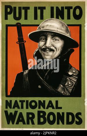 Stecken Sie es in nationale Kriegsanleihen - WWI-Propaganda. Plakat mit einem lächelnden Soldaten. Englisches Poster. 1918. Stockfoto