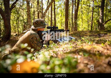 11. August 2022 - Ahvenanmaan Maakunta (Fi), Finnland - U.S. Marine Corps Lance CPL. Jacob Herr, ein Maschinengewehrschütze mit dem Bataillon Landing Team 2/6, 22. Marine Expeditionary Unit (MEU), Visiere auf ein Ziel während des bilateralen Trainings mit der finnischen Marine auf Russaro Island, Finnland, August. 11, 2022. Während des Trainings wurden US-Marineinfanteristen und finnische Soldaten integriert, um die Interoperabilität zwischen ihren Truppen zu erhöhen. Die Kearsarge Amphibious Ready Group, die 22. MEU unter dem Kommando und der Kontrolle der Task Force 61/2 einschiffte, befindet sich auf einem geplanten Einsatz in der US Naval Forces Europe Area von oper Stockfoto