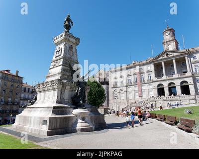 Denkmal Infante Dom Henrique und Bolsa Palace rechts eine ehemalige Börse. Porto, Portugal. Stockfoto