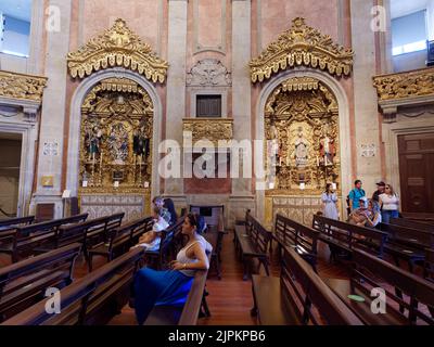 Innenraum der Barockkirche von Clerigos in Porto, Portugal. Stockfoto
