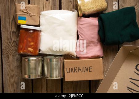 Sammeln eines humanitären Nahrungsmittelkits, um Menschen zu helfen, die während des Krieges durch Russland gelitten haben, den Krieg in der Ukraine zu stoppen, humanitäre Hilfe 2022 Stockfoto