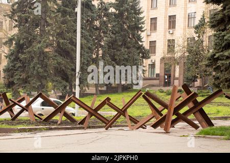 Panzerabwehrigel auf der Straße der Stadt Dnepr in der Ukraine während des Krieges mit Russland, Schutz der Heimatstadt vor russischen Panzern 2022 Stockfoto