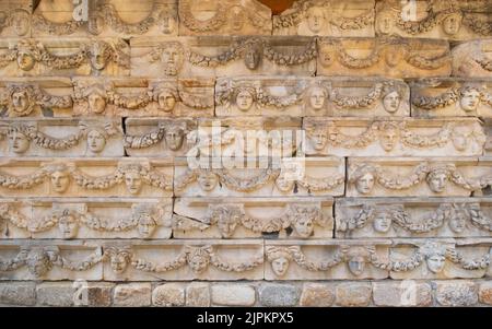 Geschnitzte griechische Maske aus den Ruinen des Theaters der antiken Stadt Aphrodisias, Aydin, Türkei, geborgen Stockfoto