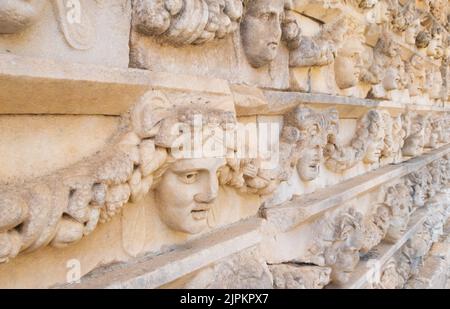 Geschnitzte griechische Maske aus den Ruinen des Theaters der antiken Stadt Aphrodisias, Aydin, Türkei, geborgen Stockfoto