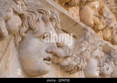 Geschnitzte griechische Maske aus den Ruinen des Theaters der antiken Stadt Aphrodisias, Aydin, Türkei, geborgen Stockfoto