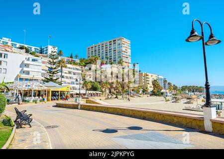 TORREMOLINOS, ANDALUSIEN, SPANIEN - 9. JULI 2019: Blick auf die Strandpromenade Paseo de Maritimo und den Strand von Playa del Bajondillo Stockfoto