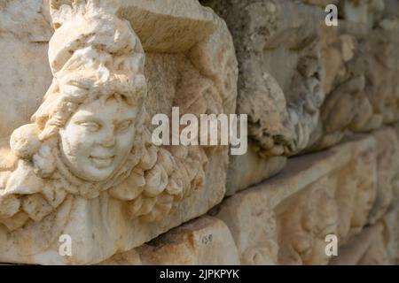 Geschnitzte griechische Maske aus den Ruinen des Theaters der antiken Stadt Aphrodisias, Aydin, Türkei, geborgen Stockfoto