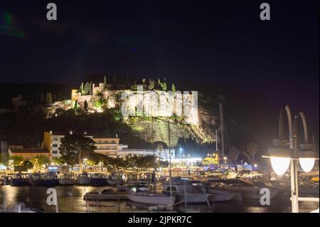 Nacht in Südfrankreich, Blick auf den alten Fischerhafen mit Booten und beleuchteten Gebäuden in Cassis, Provence, Frankreich im Frühling Stockfoto