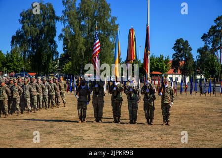 Grafenwoehr, Bayern, Deutschland. 8. August 2022. Soldaten der US-Armee werden der Task Force Gator, 53. Infantry Brigade Combat Team, Florida zugewiesen die Nationalgarde der Armee stellt einen Farbschutz für die Zeremonie der Joint Multinational Training Group und der Ukraine zur Übertragung der Autorität in Grafenwoehr, Deutschland, am 8. August 2022 bereit. Mehr als 140 Soldaten des Kampfteams der New Yorker Armee der Nationalgarde der 27. Infanterie-Brigade, gemeinsam bekannt als Task Force Orion, haben die JMTG-U-Mission übernommen und werden die Wirksamkeit der Kampfausbildung des ukrainischen Militärpersonals an Systemen und Ausrüstung, die unter der Einheit ausgestellt wurden, sicherstellen Stockfoto