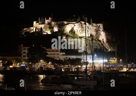 Nacht in Südfrankreich, Blick auf den alten Fischerhafen mit Booten und beleuchteten Gebäuden in Cassis, Provence, Frankreich im Frühling Stockfoto