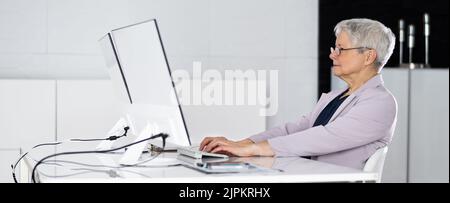 Schlechte Körperhaltung, Die Auf Dem Bürostuhl Am Computertisch Sitzt Stockfoto