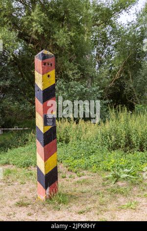 Schlagsdorf , Deutschland - 31. Juli 2022: Alter Grenzpol im Grenzhus-Museum in Schlagsdorf erzählt die Geschichte des Eisernen Vorhangs zwischen Ost- und Westdeutschland während des Kalten Krieges Stockfoto