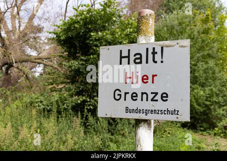 Schlagsdorf , Deutschland - 31. Juli 2022: Alter Grenzpol im Grenzhus-Museum in Schlagsdorf erzählt die Geschichte des Eisernen Vorhangs zwischen Ost- und Westdeutschland während des Kalten Krieges Stockfoto