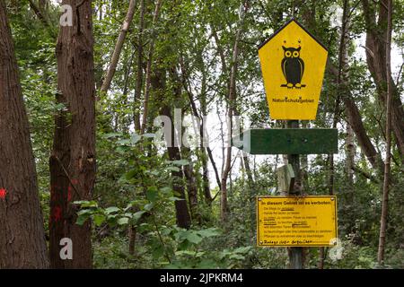 Schlagsdorf , Deutschland - 31. Juli 2022: Deutsches Naturreservat-Schild mit Eulenschild Biosphärenreservat Schaalsee Teil des Grüngürtels entlang der ehemaligen Ostgrenze und Wettern Deutschland Stockfoto