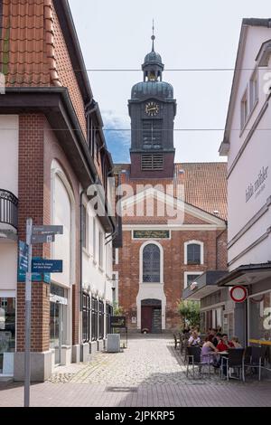 Ratzeburg, Deutschland - 31. Juli 2022: Blick auf die Straße zentraler Marktplatz und Kirche in Ratzeburg in Schleswig-Holstein in Deutschland Stockfoto