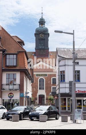 Ratzeburg, Deutschland - 31. Juli 2022: Blick auf die Straße zentraler Marktplatz und Kirche in Ratzeburg in Schleswig-Holstein in Deutschland Stockfoto
