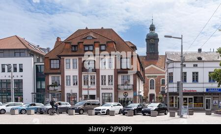 Ratzeburg, Deutschland - 31. Juli 2022: Blick auf die Straße zentraler Marktplatz und Kirche in Ratzeburg in Schleswig-Holstein in Deutschland Stockfoto