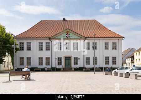 Ratzeburg, Deutschland - 31. Juli 2022: Blick auf die Straße zentraler Marktplatz und Rathaus in Ratzeburg in Schleswig-Holstein in Deutschland Stockfoto