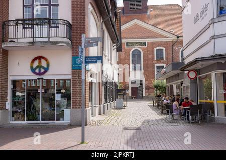 Ratzeburg, Deutschland - 31. Juli 2022: Blick auf die Straße zentraler Marktplatz und Kirche in Ratzeburg in Schleswig-Holstein in Deutschland Stockfoto
