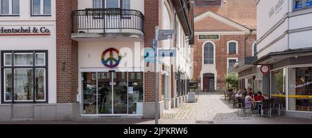 Ratzeburg, Deutschland - 31. Juli 2022: Blick auf die Straße zentraler Marktplatz und Kirche in Ratzeburg in Schleswig-Holstein in Deutschland Stockfoto