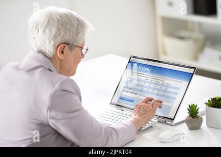 Business-Pc-Formular Zur Online-Umfrage Auf Einem Digitalen Laptop Ausfüllen Stockfoto