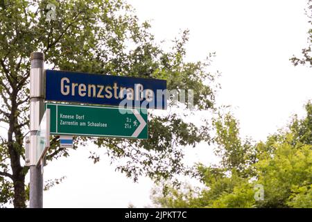 Zarrentin am Schaalsee, Deutschland - 1. August 2022: Grenzstraße ehemalige Binnengrenze West- und Ostdeutschland im Biosphärenpark Schaalsee Stockfoto