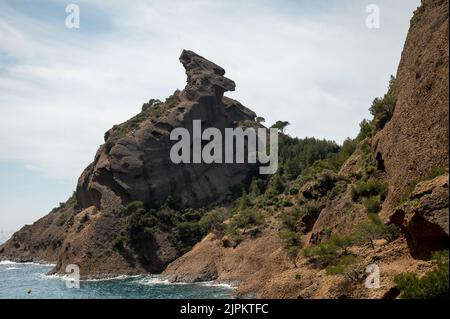 Rocher du capucin Klippe in blau Calanque de Figuerolles in der Nähe von La Ciotat, Provence, Frankreich, Sommerurlaub in Frankreich Stockfoto