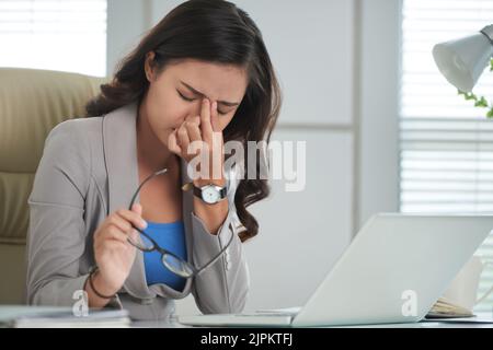 Porträt der gestressten müde junge asiatische Geschäftsfrau Stockfoto