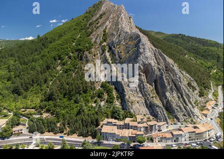 Blick auf die historische Stadt Sisteron mit Fluss Durance, Tore zur Provence, Sommerurlaub in Frankreich Stockfoto