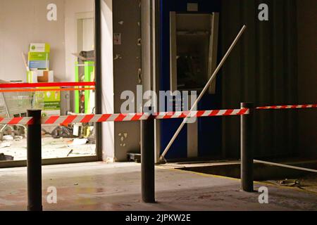 ARGOLIDA, GRIECHENLAND - ZWEI GELDAUTOMATEN SIND IN EINEM SUPERMARKT IN ARGOS GESPRENGT Stockfoto