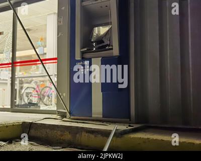 ARGOLIDA, GRIECHENLAND - ZWEI GELDAUTOMATEN SIND IN EINEM SUPERMARKT IN ARGOS GESPRENGT Stockfoto