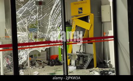 ARGOLIDA, GRIECHENLAND - ZWEI GELDAUTOMATEN SIND IN EINEM SUPERMARKT IN ARGOS GESPRENGT Stockfoto