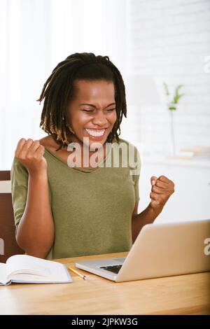 Sehr glückliche afroamerikanische Frau gewann Online-Wettbewerb Stockfoto