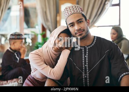 Verheiratetes muslimisches Paar zusammen mit Familie, die islamische religiöse Feiertage feiern und einen eid mubarak oder ramadan Kareem wünschen. Traditionell, und Stockfoto