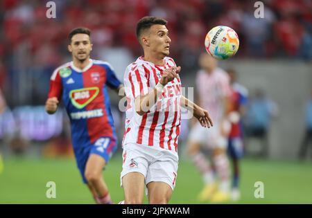 Köln, Deutschland. 08. August 2022. Conference League Qualification, erste Etappe, 1. FC Köln - Fehervar FC, kontrolliert den Ball. Quelle: Jürgen Schwarz/Alamy Live News Stockfoto