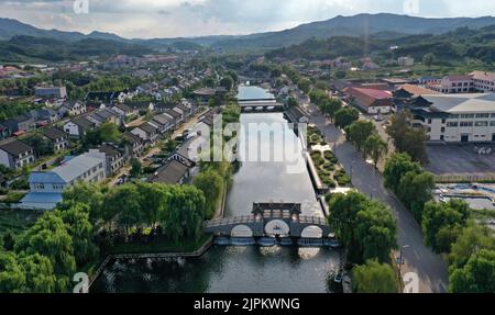 Shenyang. 8. September 2020. Luftaufnahme vom 8. September 2020 zeigt die Landschaft des Dorfes Dalishu in der Stadt Fengcheng, nordöstlich der chinesischen Provinz Liaoning. Nach jahrzehntelanger Bauzeit hat sich das Dorf Dalishu von einem ehemaligen kargen Hügel in ein reiches und schönes Dorf im östlichen Teil der Provinz Liaoning verwandelt. Quelle: Yao Jianfeng/Xinhua/Alamy Live News Stockfoto