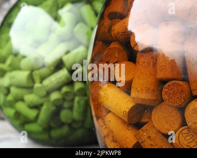 Viele Weinflasche Korken im Glas Detail Stockfoto